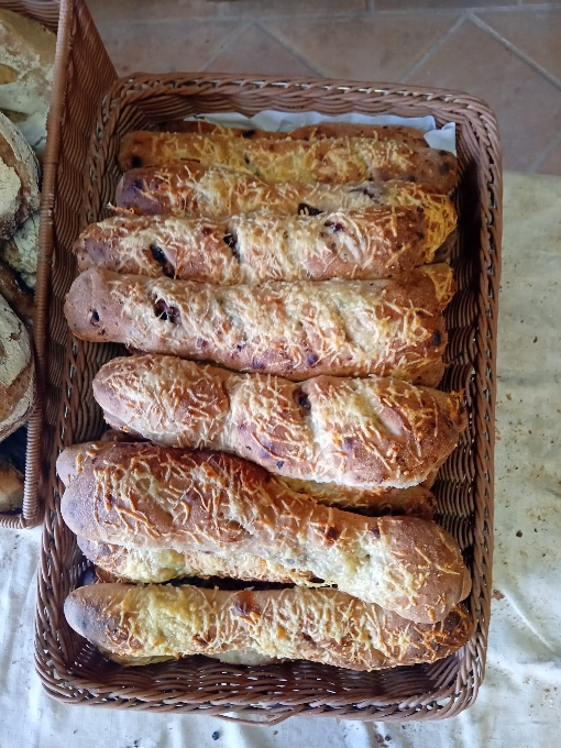 Fougasse olives noires, oignons et emmentalr
